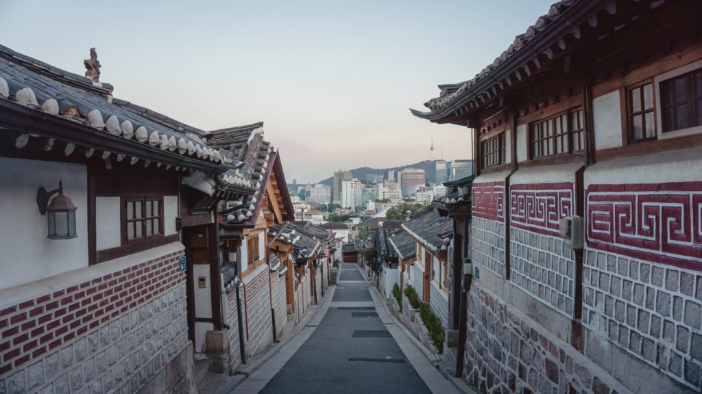 A Photo of Small Korean traditional houses in insadong.